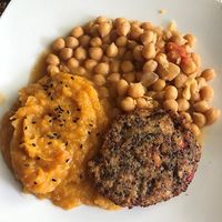 Garbanzo guisado con hamburguesa de quinoa y pure de camote at Muya Vegan Cafe - Maybe closed in Trujillo