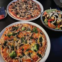 Vegan Greek pizza in the back and with vegetarische in the Front.salad with tofu at Cafe Bahnhof  in Kirchheimbolanden