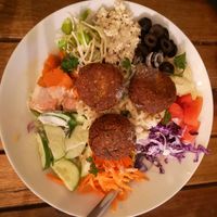 vegane Bowl mit extra veganem Feta und extra Süßkartoffeln at VegetaBowl in Koh Tao