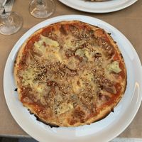 Pizza artichaut, tomates séchées, saucisses vegan, ail et sésame  at Au Potiron in Strasbourg