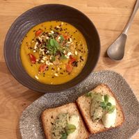 Bread with creamcheese & Indian sweet potatoesoup at Vegan Gorilla in Nice