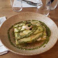 Lasagne crue de courgettes avec sauce tomate, ricotta de cajou et pesto. Délicieux! at Vegan Gorilla in Nice