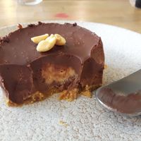 Le meilleur gâteau cru au monde! Chocolat arachides ultra crémeux at Vegan Gorilla in Nice