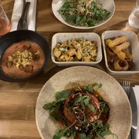 Left: Gazpacho with scrambled tofu. Mid: Patatas Bravas. Right: „Mozzarella“ sticks and onion rings. Bottom: Moussaka. Top: mushroom penne.  at Vegan Gorilla in Nice