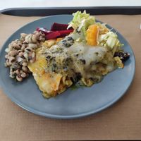 Comida deliciosa e a preço acessível! Espaço charmoso e staff educada. Adorei a lasanha de legumes com pesto. Paguei no prato simples + salada 5,50€. Recomendo! at Terra Viva in Espinho