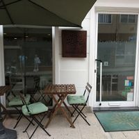 Front entrance, with some tables outside (2 with 5 chairs) at Terra Viva in Espinho
