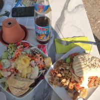 Dönerburger vegan und Salatplatte mit veganem Dressing at nina's ess-Art in Immendingen