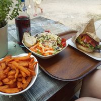 Cheese-Bacon Burger, Salat mit Cashew-Dressing und Süßkartoffelpommes at nina's ess-Art in Immendingen