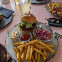 Ali Baba Burger mit Falafel Patty als Menü at Pura in Breitbrunn Am Chiemsee