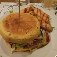 XL dragon burger at El Jardin de los Dragones in Murcia