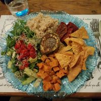 roasted avocado with salad at El Jardin de los Dragones in Murcia