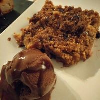Apple crumble con helado de chocolate al toque de picante at El Jardin de los Dragones in Murcia