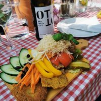 Vegane Brettljause mit veganem Wein at Bioweingut Otto Knaus in Sulztal