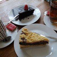 Kuche, Tee und Milchkaffee mi Hafermilch at Pfefferminzje in Koblenz