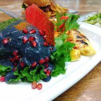 Chile en nogada Black & Gray, salsa de zarzamora con fresas ahumada acompañado de manzana acaramelado y Coral falso at Mi Dulce Jacalito in Mexico City