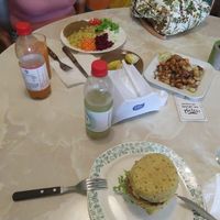 Una hamburguesa y el menu del día at Vegan Wraps in Montevideo