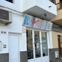 Doors locked and cafe closed at 2pm :( at H2O Juice Bar & Vegan Cafe in Fuerteventura