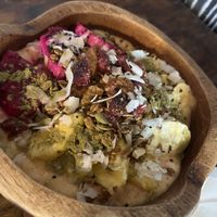 Sehr leckere Smoothie bowls! Alles 100% vegan 🌱 hier !  at Oma Jamu in Canggu