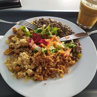Lentilhas c/agrião e leite de coco, tofu à tropeiro c/farinha de mandioca, sumo de maçã, canela, gengibre e limão at Escolha Natura in Lisbon