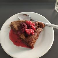 Bolo de chocolate com frutos vermelhos at Escolha Natura in Lisbon