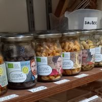 biovegane snacks im pfandglas at Lose Dresden in Dresden