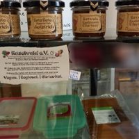 regionale brotaufstriche (oben) und frischetheke mit tofu (unten) at Lose Dresden in Dresden