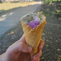 Banane-Cookie-Dough und Cassis-Sojajoghurt at TONIS in Leipzig