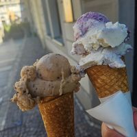 Bananasplit Schoko und Kokos-Heidelbeer at TONIS in Leipzig