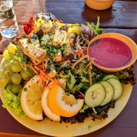 Großer Salatteller mit gebratenen Tofustreifen at Försters Weinterrassen in Ahrweiler