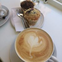 Milchkaffee und Muffins at Coffifee in Stralsund