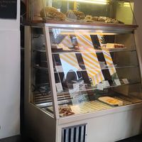 Panes y pasteles veganos at La Verde in Lima