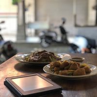 reading & vegan eats at Giridhari in Kuta