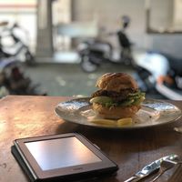 reading & vegan eats at Giridhari in Kuta