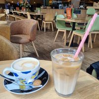 Cappuccino and iced latte with oat milk at Bagels & Beans - Vivaldistraat in Amsterdam