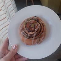 Cinnamon roll vegan at Semilla in Santiago