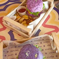 Flower e Purple burger con patatine at Flower Burger - Viale Vittorio Veneto in Milan