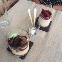 Nachspeise
1x 3 verschiedene Eiskugeln (Schoko, Vanille, Minze)
1x Cheescake mit Frucht, Drachenfrucht, und Boden at BuenaVida Vegan in Tenerife