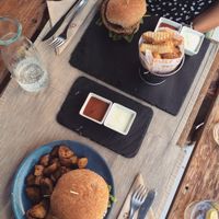 Hauptspeise
2 vegane Burger mit unterschiedlichen Fritten/Pommes at BuenaVida Vegan in Tenerife
