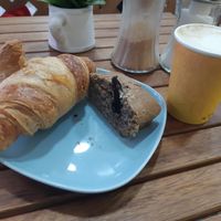 Croissant + Oreo cake + Coffee at Toque de Canela in Zaragoza