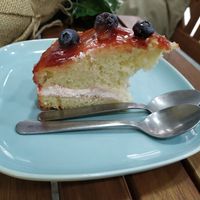Tarta de frutos rojos at Toque de Canela in Zaragoza