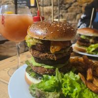 Triple burger végane at L'Alchimiste in Lyon
