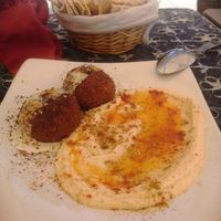 Falafel y hummus (nos hicieron mezcla de los dos platos) at Tuma in Segovia