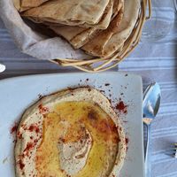 Pitta and hummous at Tuma in Segovia