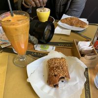 Kiwi & Orange Juice, pain du chocolate, hazelnut vegan croissant and a capucino with oat milk at La Licata in Rome