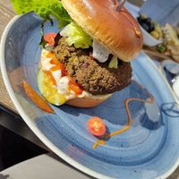 Burger mit Bohnen-Erbsen-Patty und frischen Salat etc. at Pier 14 in Seebad Zinnowitz