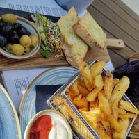 Knofi-Brot mit Oliven / Pommes (Majo abbestellen!) at Pier 14 in Seebad Zinnowitz