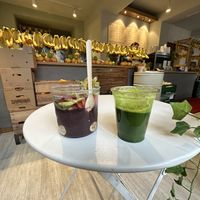 Green Juice, Açai Bowl and counter area    at The Juicery in Berlin