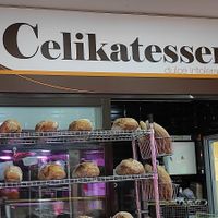 Puesto de Celikatessen dentro del mercado at Celikatessen in Madrid