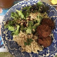 Falafel con arroz y lechuga  at Vegans N' Roses in Castelldefels
