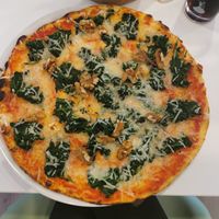 Pizza spinaci e ricotta (mit veganem Mozzarella und ohne Ricotta) at Pizzeria Jolly in Schoenau Am Konigssee